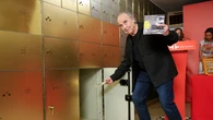 El legado de Joan Manuel Serrat estará ya para siempre en la cámara acorazada del Instituto Cervantes