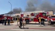 Arde una nave con cartón de la empresa de residuos Gersa en un polígono industrial en Sant Boi de Llobregat, Barcelona