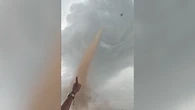 VÍDEO: Un impresionante tornado marrón desata el pánico lanzando escombros por el aire