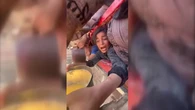 Vídeo: Terribles imágenes de una niña rogando por comida en medio del hambre extrema en Gaza