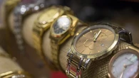 Salen a subasta casi 3.600 joyas y relojes perdidos desde 7 euros en Madrid