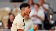 Carlos Alcaraz sobrevive a un bravo Damir Dzumhur para meterse en los octavos de Roland Garros