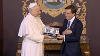 VÍDEO: El papa León XIV recibe la llave de oro de Madrid en el Palacio de Cibeles