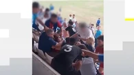 Nueva batalla campal en pleno partido de fútbol en Sevilla: jugadores, aficionados e incluso un presidente
