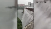 VÍDEO: Las fuertes precipitaciones en Valladolid provocan que una cascada de agua caiga al río Pisuerga