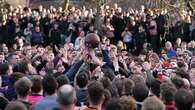 Así es el Royal Shrovetide Football Match, el juego de fútbol medieval que enfrenta a los vecinos de Ashbourne en Derbyshire