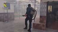 Vídeo: Así fue el peligroso desalojo de las vecinos amenazados por el fuego en Calypo Fado