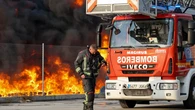Voraz incendio en una empresa de plásticos en el polígono industrial El Prado de Mérida: el viento complica las tareas