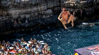 Carlos Gimeno conquista la segunda prueba del Red Bull Cliff Diving 2025 en Polignano a Mare