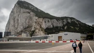 Así ha sido el momento de la caída de la verja de Gibraltar