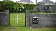 El secreto enterrado bajo un parque infantil en Irlanda: buscan los restos de casi 800 bebés desaparecidos