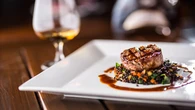 Varios restaurantes de A Coruña apuestan por las reservas sin turnos, para disfrutar sin presiones de la experiencia gastronómica