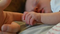 El enigma de los 3 bebés abandonados en Reino Unido: hermanos, hallados con años de diferencia y sin rastro de sus padres