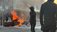 Al menos 12 policías heridos en la segunda noche de violentas protestas en Belfast