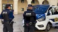 Un agente multa a dos coches de la Policía Local por circular con el seguro caducado