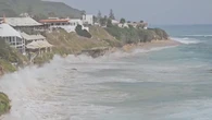 El mar ruge en Cádiz: las imágenes de como el oleaje casi se traga un chiringuito en Barbate