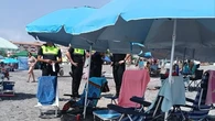 Torrox multa con hasta 300 euros a quienes “reservan” la primera línea de playa y desaparecen