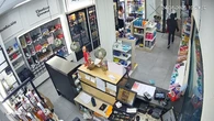 Atraco en Cantabria: el momento en que dos encapucahdos roban 1.200 euros en una gasolinera de La Encina