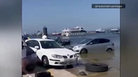 Vídeo: La marea alcanza a tres coches estacionados en el muelle de O Grove, en Pontevedra