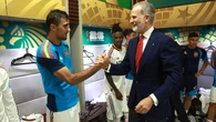 Vídeo: Felipe VI baja al vestuario para felicitar a España tras su victoria ante Uruguay en el Mundial