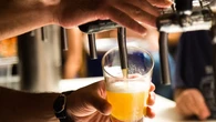 Una pareja se va de luna de miel y al regresar a su casa, no pueden entrar por una muralla de cajas de cerveza