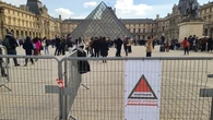 El museo del Louvre reabre sus puertas en medio de una macroperación policial para localizar a los ladrones de un robo valorado en 88 millones de euros