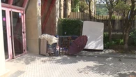 Un sintecho se instala, con televisor incluido, junto a un portal de San Sebastián generando inseguridad entre los vecinos