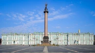Detenido un hombre por sentarse en el Trono Imperial ruso del Hermitage en Rusia