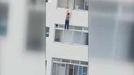 Vídeo: momentos de pánico y horror después de que una mujer se deslizara por la ventana y quedara colgando