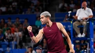 Alcaraz sigue arrasando en Tokio: vence a Nakashima y pisa su undécima semifinal de la temporada