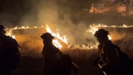 Los incendios se ceban también con California: miles de bomberos, cientos de evacuados y fuego que avanza sin control