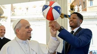 El Papa León XIV sorprende con sus habilidades baloncestísticas al recibir a los Harlem Globetrotters