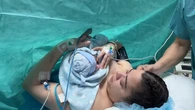 Da a luz a su bebé en Barcelona gracias al trasplante de útero donado por su propia madre, la abuela del pequeño