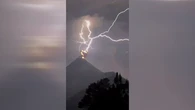 VÍDEO: Un espectacular rayo cae sobre el cráter de un volcán provocando su erupción