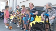 Así es la iniciativa intergeneracional que une a mayores y pequeños en una residencia de Miraflores de la Sierra