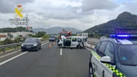 Un conductor provoca un accidente y huye a pie por la autopista con una mochila llena de droga
