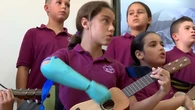 Paula, una niña grancanaria que nació sin brazo, logra tocar el timple gracias a una prótesis 3D
