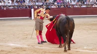 El colombiano Juan de Castilla tira de épica y convierte en inolvidable una tarde con toros para olvidar
