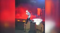 VÍDEO: El cantante de Siloé se cae al saltar al público en pleno concierto, pero continúa actuando como si nada
