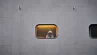 Los pasajeros asintomáticos desembarcan del crucero afectado por el brote de norovirus: hay más de 1.700 personas a bordo