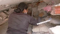 VIDEO: Retiran con sus manos los escombros en busca de familiares tras los terremotos de Venezuela