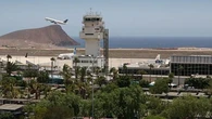 Agentes de la Policía Nacional evitan que una mujer se arroje al vacío desde una pasarela del aeropuerto de Tenerife