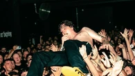 Sufre una grave lesión medular durante un concierto después de que un miembro de la banda se lanzase al público