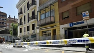 Un patio interior de Barcelona sufre un socavón con un agujero de 8 metros de diámetro
