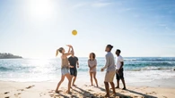 Cádiz declara la guerra a los balones en la playa: multas de hasta 750 euros y 18 pelotas requisadas