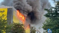 Un brutal incendio en una nave de trasteros de Villaverde obliga a desalojar una gasolinera: Hay riesgo de colapso