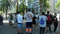 Tensión en el macrodesahucio de un bloque okupado en La Mina, en Barcelona