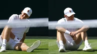El momento en el que Jannik Sinner se resbala y casi se lesiona en su debut en Wimbledon