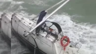 Encalla un velero en la costa sur de Tenerife: Sus dos ocupantes pudieron salir de la embarcación sin sufrir daños