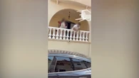 Okupas desatan el miedo en Torrevieja: lanzan objetos y agreden a un vecino con un arma blanca